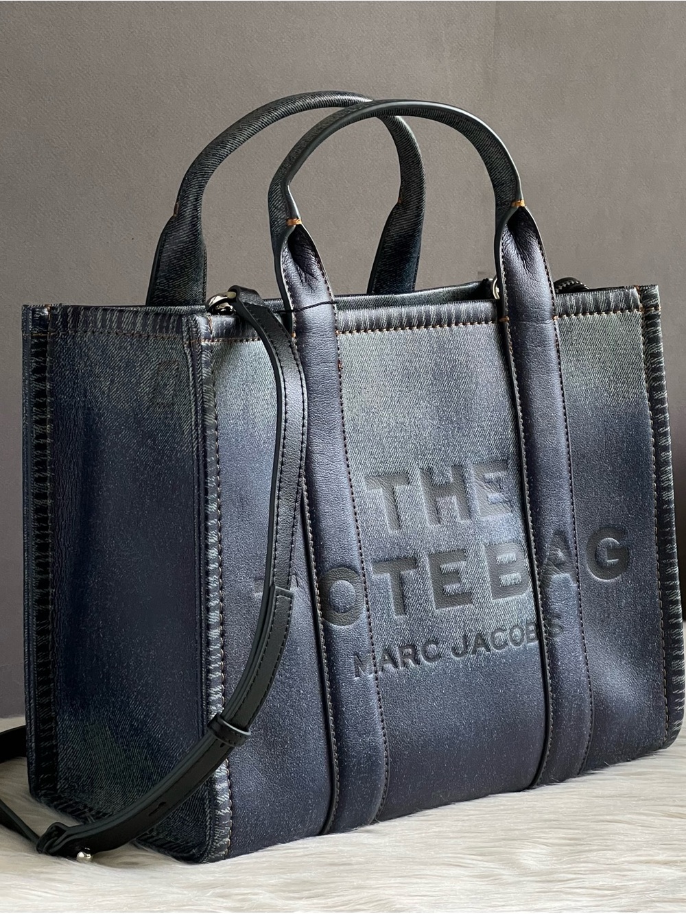 2F3HTT059H01 - Marc Jacobs The Denim-Printed Leather Medium Tote Bag - Picture 3 of 15